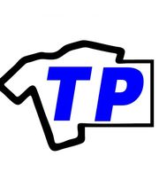 Logo mit schwarzen Linien, blauen Buchstaben "TP" in einem schematischen T-Shirt-Design.