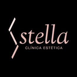 Logo de Stella, Clínica Estética en fondo negro, con letras rosadas elegantes y minimalistas.