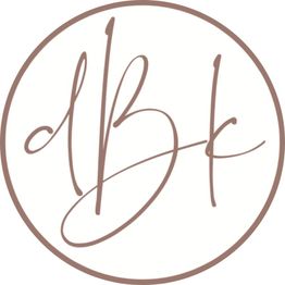 Kreis mit stilisiertem Schriftzug "mbk" in brauner Farbe auf weißem Hintergrund.