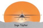 Flugzeug fliegt vor orangefarbenem Sonnenuntergang, darunter steht „Ingo Töpfer“.