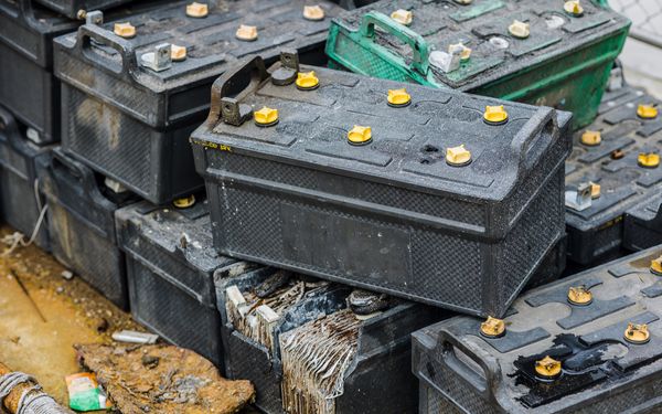 Ein Bild von verschrotteten Batterien auf einem Schrottplatz.