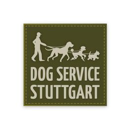 Mensch mit drei Hunden und Text "Dog Service Stuttgart" auf olivgrünem Hintergrund.