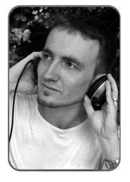 Mann mit Kopfhörern und Bart in einem weißen T-Shirt hört Musik und schaut zur Seite. Schwarz-Weiß.