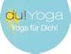 Blauer Hintergrund mit gelber und weißer Schrift: "du! Yoga. Yoga für Dich!".
