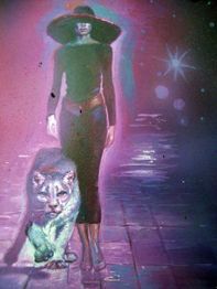 Frau mit großem Hut und Löwe auf lila Weg, Sterne im Hintergrund. Mystische Atmosphäre.