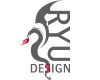 Logo mit schwarzem Drachenmotiv und Text "RYU Design" in Grau und Rot.