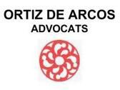 Texto "Ortiz de Arcos Advocats" con un logo rojo en forma de flor abstracta.