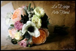 Ramo de flores variadas sobre tela marrón, con texto "La Espiga Arte Floral" en la esquina superior.