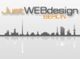 Skyline von Berlin mit dem Text "Just WEBdesign BERLIN" in Grau und Orange.