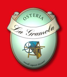 Stemma dell'Osteria La Gramola su sfondo rosso, con macchina gramola e scritta "vecchi sapori toscani".