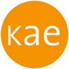 Orange Kreis mit weißen Buchstaben "kae" darin.
