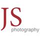 Logo mit roter Aufschrift „JS“ und grauem Text „photography“ darunter. Weißer Hintergrund.