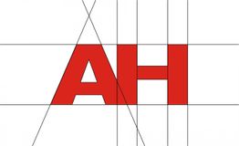 Rote Buchstaben "AH" mit geometrischem Gittermuster im Hintergrund.