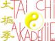 Logo der Tai Chi Akademie mit roter Schrift und gelbem Yin-Yang-Symbol, chinesische Zeichen links.