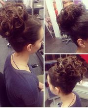 Frau mit hochgesteckter Lockenfrisur im Salon, aus verschiedenen Blickwinkeln fotografiert.