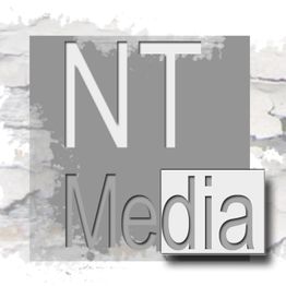 Graues Logo mit den Buchstaben "NT Media" auf strukturiertem Hintergrund.