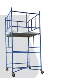 Andaime azul com rodas e plataforma cinza, parte de um equipamento de construção.