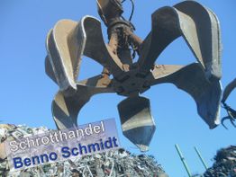 Greifer über Schrottplatz, Text: "Schrotthandel Benno Schmidt" im Bild eingeblendet.