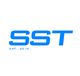 SST-Logo in Blau mit "EST. 2014" in kleiner Schrift darunter.