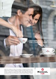 Een glimlachend stel geniet samen van koffie in een café, met de tekst "Assapora il gusto dell'incontro".