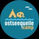 Logo mit Zelt, Wohnwagen und Vögeln über Wellen. Text: "ostseequelle.camp".