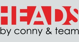 Roter Schriftzug "HEADS" mit schwarzem Text "by conny & team" auf grauem Hintergrund.