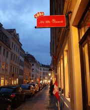 Das neue Ladenschild mit der rot-weißen Krone.