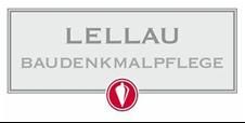 Schild mit der Aufschrift „Lellau Baudenkmalpflege“ und einem roten Symbol darunter.