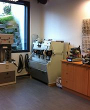 Schlüsseldienst-Werkstatt mit Maschinen und Werkzeugen zum Schlüsselkopieren und -bearbeiten.