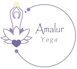 Logotipo de Amalur Yoga: figura en loto con círculo y texto en tonos morados y amarillos.