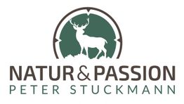 Logo mit Hirsch und Text "NATUR & PASSION, PETER STUCKMANN" in Braun und Grün.