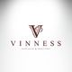 Logo di Vinnes con una grande "V" e testo "Grandi vini DOC & abbinati sapori". Sfondo bianco.