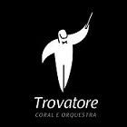 Logotipo do Coro e Orquestra Trovatori: maestro estilizado com batuta em fundo preto.