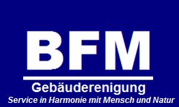 BFM Gebäudereinigung Logo, blauer Hintergrund, weiße Schrift: „Service in Harmonie mit Mensch und Natur“.