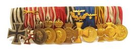 Verschiedene Militärmedaillen und -orden an einem Band arrangiert.