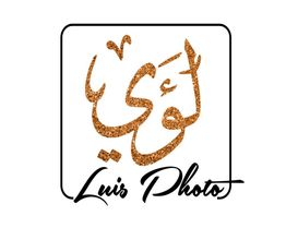 Quadratisches Logo mit arabischen Schriftzeichen in Gold und der Aufschrift "Luis Photo".