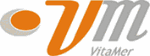Logo mit orange-grauem "VM" und Text "VitaMer". Links ein orangefarbenes Oval.