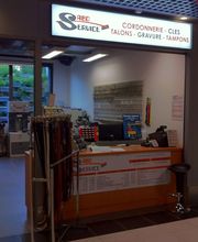 Schlüsseldienst-Geschäft mit Schalter, Werkzeugen und Werbeschild. Helle Innenbeleuchtung.