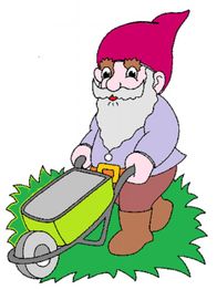 Gartenzwerg mit roter Mütze schiebt eine Schubkarre auf grünem Gras.