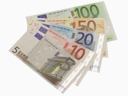 Eurobanknoten von 5 bis 100 Euro auf weißem Hintergrund.