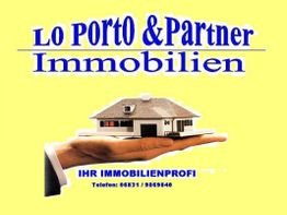 Eine Hand hält ein kleines Hausmodell. Text: Lo Porto & Partner Immobilien, Ihr Immobilienprofi.