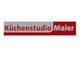 Logo mit rotem Text: "Küchenstudio Maier" auf grauem und rotem Hintergrund.