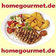 Gegrilltes Fleisch mit Gemüse und Kartoffelecken auf weißem Teller, Text: homegourmet.de.