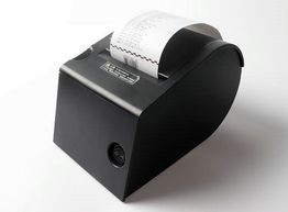 Schwarzer Bondrucker mit gedrucktem Beleg auf weißem Hintergrund, schräg fotografiert.