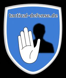 Blaues Wappen mit Hand-Icon und der Aufschrift "tactical-defense.de", Silhouette im Hintergrund.