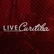 Texto "Live Curitiba" em fundo vermelho escuro com listras diagonais.