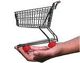 Hand hält kleinen Einkaufswagen mit roten Rädern.