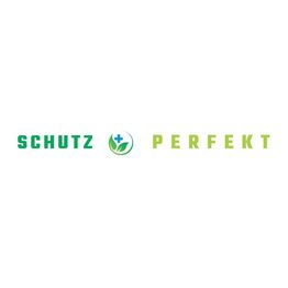 Schriftzug "SCHUTZ PERFEKT" mit grünem Kreis, Kreuz und Blattmotiv in der Mitte.