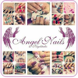 Collage von bunten Nageldesigns mit dem Schriftzug "Angel Nails Nagelstudio" und Engelsflügeln.