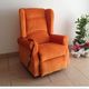 Poltrona arancione con comandi laterali, vicino a piante e fiori su un pavimento piastrellato.